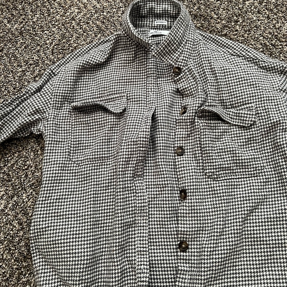 Hollister houndstooth button up/over shirt. Size S